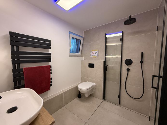 3-Zimmer mit Terrasse – Bad mit begehbarer Dusche
