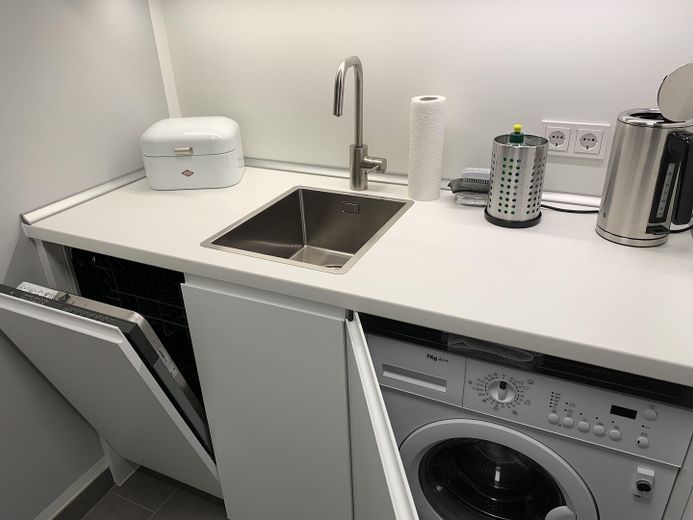 Küche mit Kühlschrank und TK