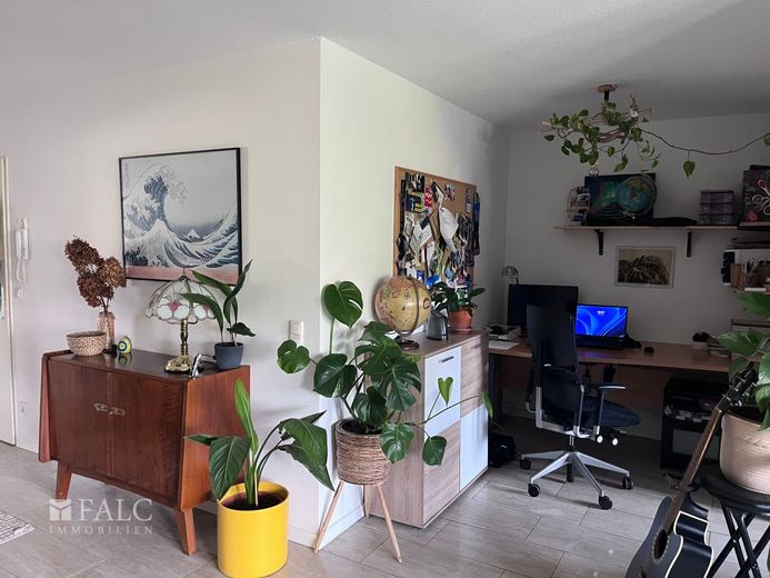 Willkommen in Ihrer modernisierten 2-Zimmer-Wohnung mit Balkon – Wohnzimmer