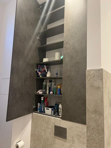 Kernsanierter Altbau mit Aufzug im 3. OG: 2 Zimmer, Designküche & Einbauschränke & Vorhänge nach Maß – Foto 15