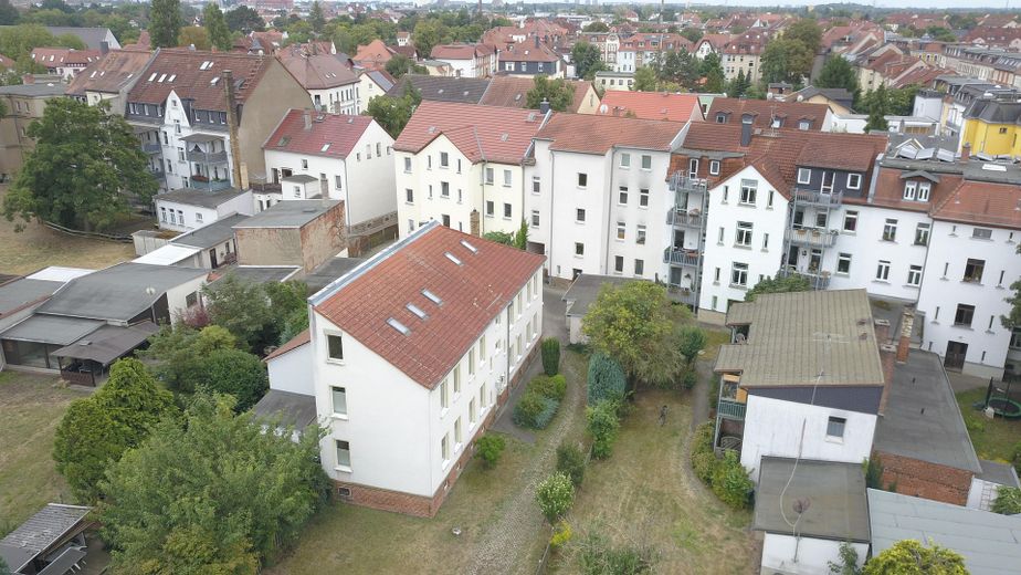 Edificio plurifamiliare con grande corpo posteriore e due garage – Luftbild Vorder- / Hinterhaus 