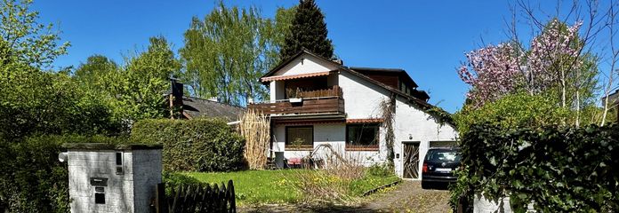 Hausansicht mit Einfahrt