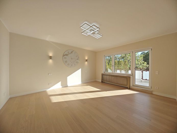 Designer-Penthouse mit Traum- Dachterrasse und Blick über Isarhochufer: PROVISIONSFREI – Großes Master-Schlafzimmer