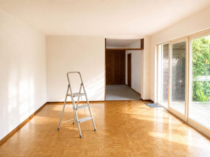 Bungalow mit großem Grundstück und viel Potenzial in außergewöhnlich ruhiger Lage – Wohnzimmer rechts Innenhof