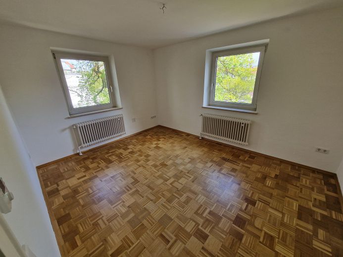 3-Zimmer-Wohnung mit neuer Einbauküche in zentraler Lage von Augsburg – Wohnzimmer