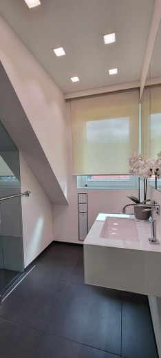 Weiteres Bad mit Regendusche