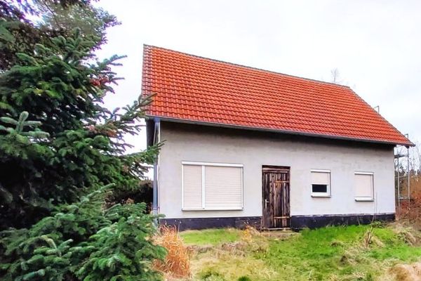 Casa unifamiliare al grezzo su un ampio doppio lotto con potenziale di sviluppo