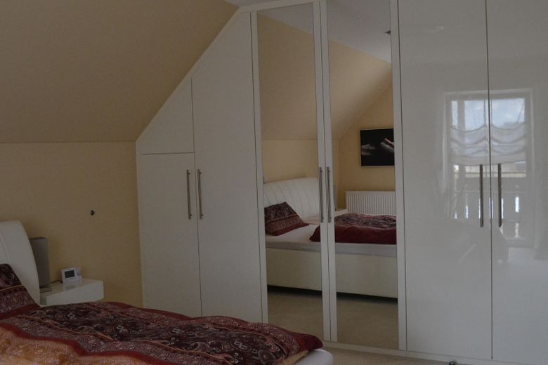 Komfortables Einfamilienhaus mit gepflegtem Garten in ruhiger, unverbaubarer Lage – Schlafzimmer Ost