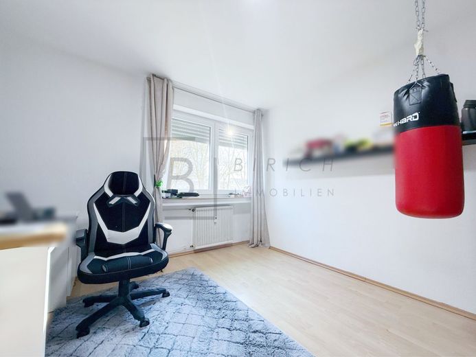 Immediately available: Well-maintained 4.5-room apartment with garage, balcony &amp; elevator – Büro-Kinderzimmer