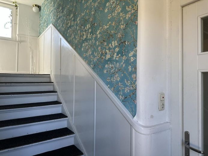 Historisches Stadthaus mit 4 Wohneinheiten, Garten und Ostseeblick – 160 m zum Meer – Innen: Treppenhaus