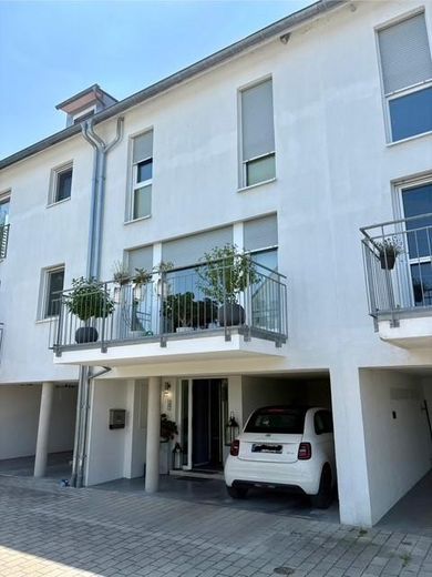 Vivere dove gli altri vanno in vacanza - moderna casa a schiera con una splendida vista sul lago sulla Höri – Eingang mit Carport