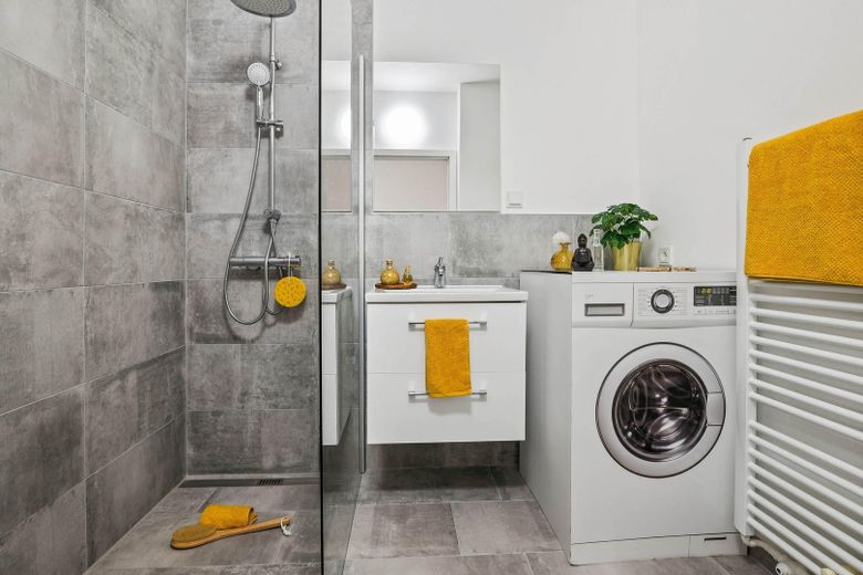 Badezimmer mit Dusche