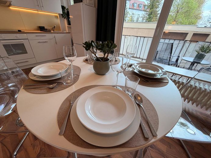All Inclusive: voll möblierte 2-Zimmer Wohnung mit Balkon in der Innenstadt – Geschirr
