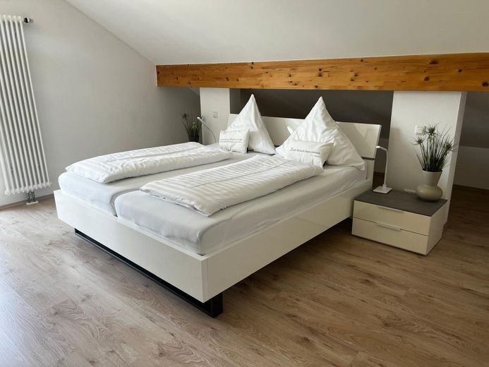 Vielseitiges Anwesen mit gewerblichem und privatem Anteil in Bad Birnbach – Schlafzimmer DG