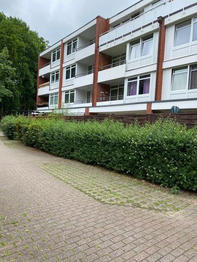 FRISCH SANIERTE UND RUHIG GELEGENE WOHNUNG IN S- BAHN- NÄHE – Haus