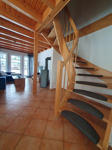 Ferienhaus mit eigenem Bootssteg im Hafendorf Rheinsberg – Treppe ins Obergeschoss