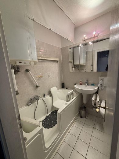 2-Zimmer Wohnung mit Balkon und Stellplatz – Barrierearme Badewanne