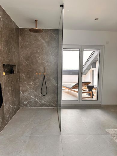 Exklusive Designvilla mit Panoramablick+Einliegerwohnung – Luxus, der Maßstäbe setzt – OG Bad