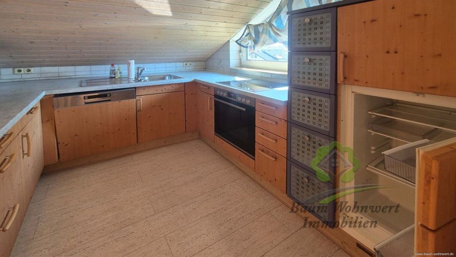 Provisionsfrei! Gepflegte Dachgeschosswohnung mit Balkon und ausgebauter Nutzfläche – Küche
