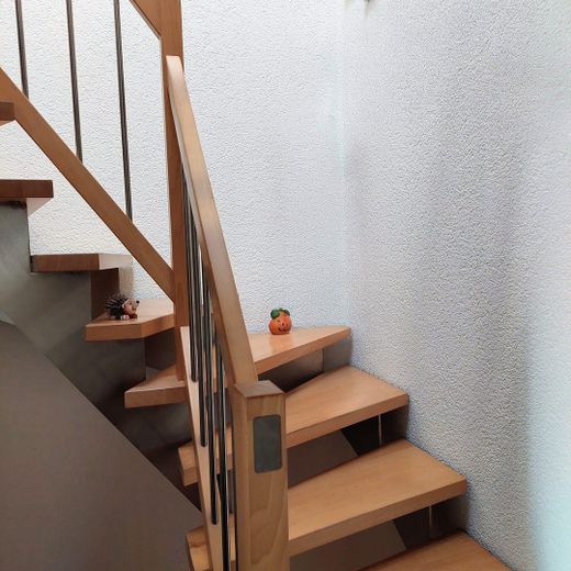 Edelstahltreppe mit Holzstufen