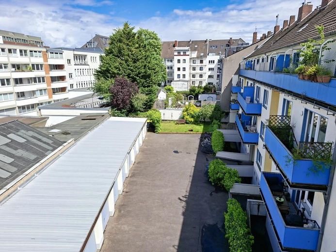 CITYHOUSE: Zentrale 3 Zimmer Wohnung in der Südstadt mit zwei Balkonen, Keller und separater Garage – Innenhof Garagen