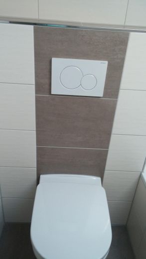Zur Kapitalanlage! Inzell - zentrale, helle 1-Zimmer-Dachgeschoßwohnung - provisionsfrei! – Bad