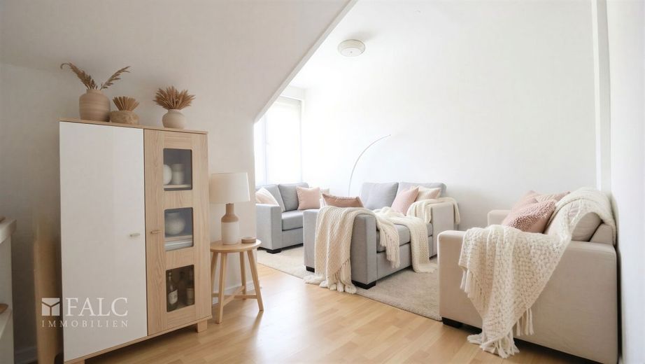 Seltene Gelegenheit im Kreuzviertel - Eigentumswohnung zur individuellen Modernisierung – Wohnzimmer - (KI generiert)