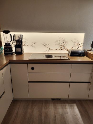 Casa unifamiliar completamente renovada con amplio jardín en una ubicación tranquila y bien comunicada – Küche EG