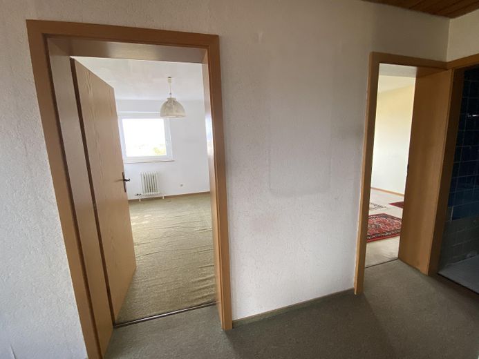 Blick zu 2 Zimmer neben Bad