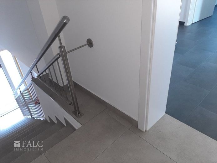 Einziehen &amp; wohlfühlen: Moderne Wohnung mit Balkon und energetischen Bestwerten (A+) – Treppenhaus