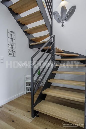 Wunderschöne, voll möblierte 2-Zimmer-Wohnung über zwei Ebenen mit herrlicher Dachterrasse in Moosach – 77c2f181972708f1bf3fa12a793f9062f183ef7a.jpg