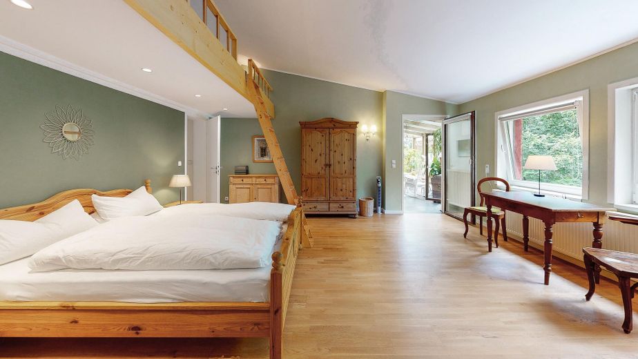 290 m² + 2.464 m² Naturidyll | Pool & Gartensauna | Aartalblick | Mehrgenerationen o. Vermietung – Schlafzimmer kl. Whg.