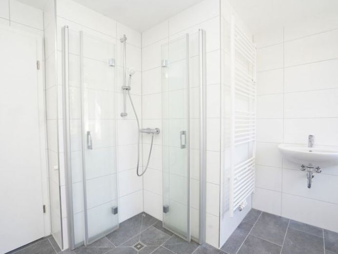 Balkon / Wanne & ebenerdige Dusche / Modern – Foto 1