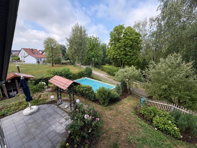 Exklusives Einfamilienhaus in traumhafter Flusslage - Wohnen, wo andere ihre Freizeit verbringen – Pool von OG aus