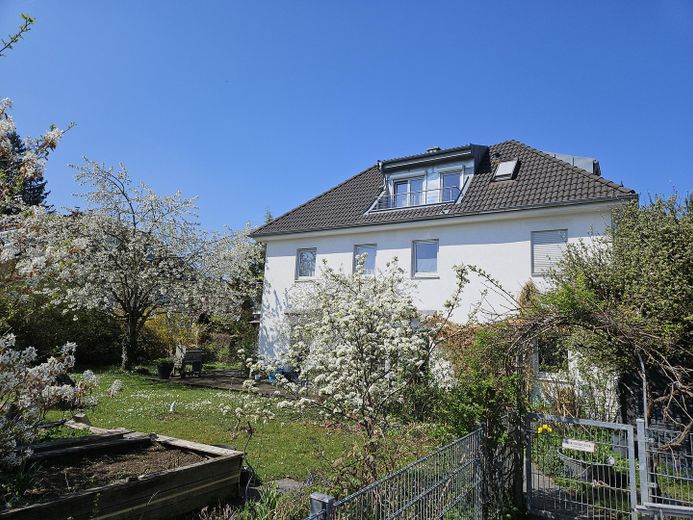 Doppelhaushälfte in München-Untermenzing - großzügig, nachhaltig, familienfreundlich, durchdacht – Außenansicht mit Garten