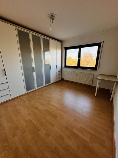 Schöne und helle 2,5 teilmöblierte Zimmer-Wohnung mit Küche, Balkon und Tiefgarage in Leonberg – Foto 6