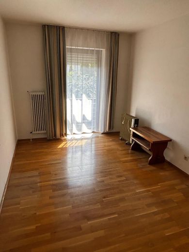 Charming end-terrace house in a quiet residential area close to the center of Burghausen – Zimmer OG