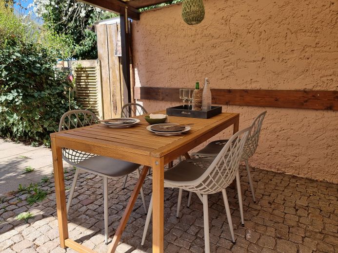 Großzügige 5,5-Zimmer-Maisonette mit Hauscharakter und viel Platz für die Familie – Sitzplatz im Gartenanteil