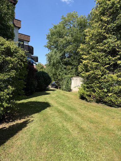 Ruhige Erdgeschosswohnung mit Terrasse & Garage - zentrumsnah – Garten