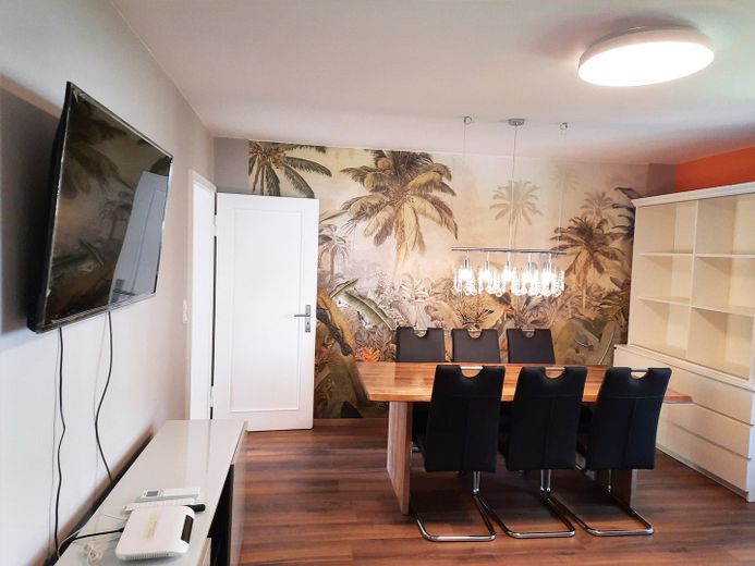Möblierte Wohlfühloase in Augsburg-Göggingen – Perfekt als Ferienwohnung – Das Wohnzimmer Fernseher