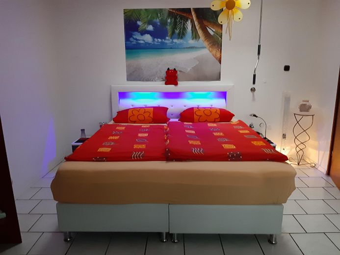 ***Traumhaftes Haus mit Whirlpool zwischen Köln und Bonn – Wohnen – Boxspringbett Erdgeschoss