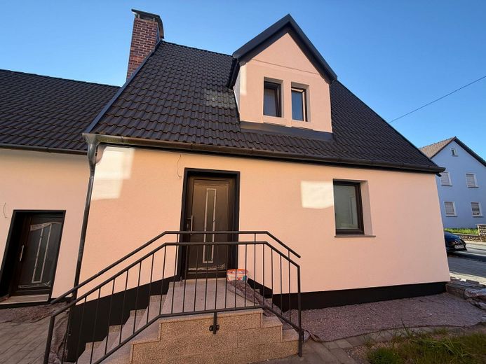 Modernisiertes Einfamilienhaus mit separatem Wohnbereich und großem Garten in Lonnerstadt – Photo 4