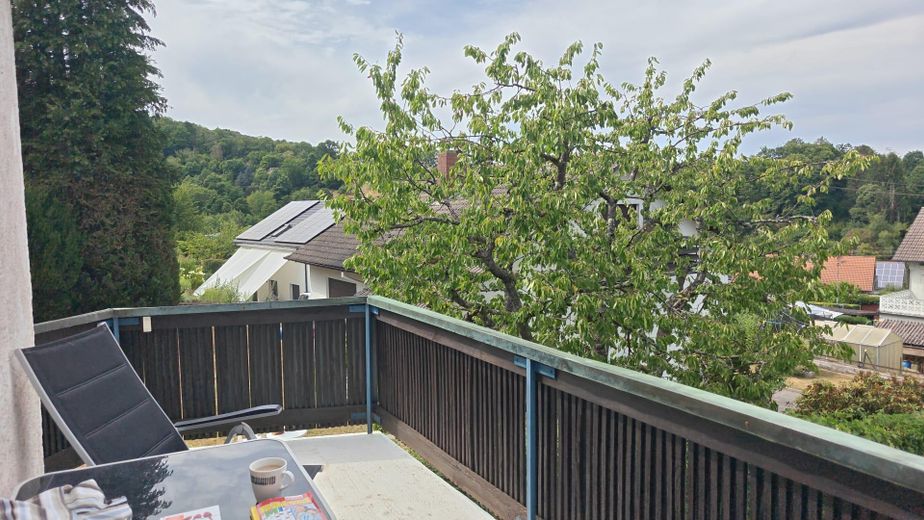 Wohnhaus mit Gartenhaus und Panoramaaussicht in Gernsbach – Balkon