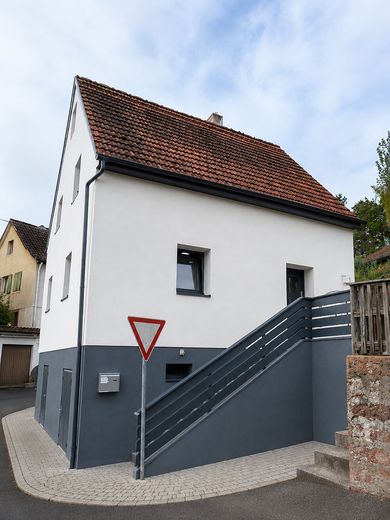 Günstiges, gepflegtes freistehendes Einfamilienhaus mit EBK in Kirchzell (Odw.) – Hausansicht2