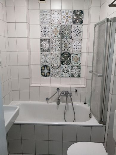 Schöne Wohnung im Kaiserstraßenviertel – Bad mit Verzierung