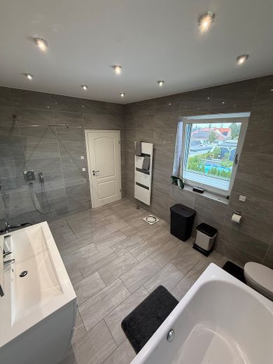 Provisionsfrei: Exklusive Stadtvilla (161 m²) mit PV-Anlage, Pool, Doppelgarage in Großbeeren – Bad OG Ansicht 2