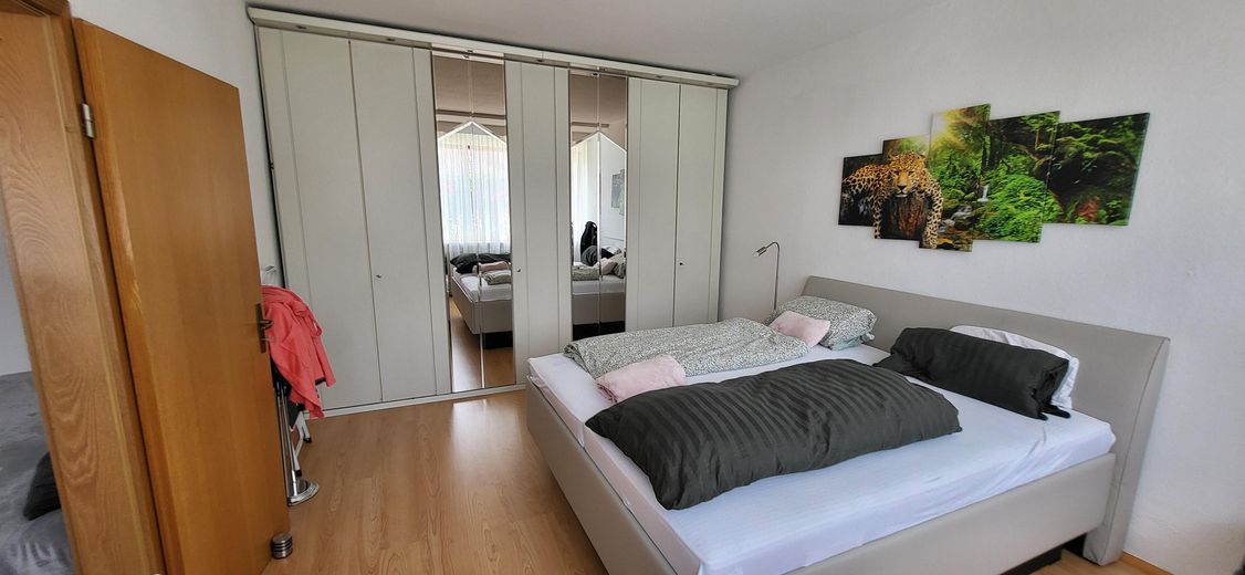 Exclusive 3-room apartment, fitted kitchen, terrace, winter garden + garden, top location Pforzheim Nordstadt – Schlafzimmer mit Einbauschrank