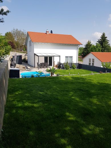Freistehendes Einfamilienhaus (provisionsfrei) – Haus-Garten