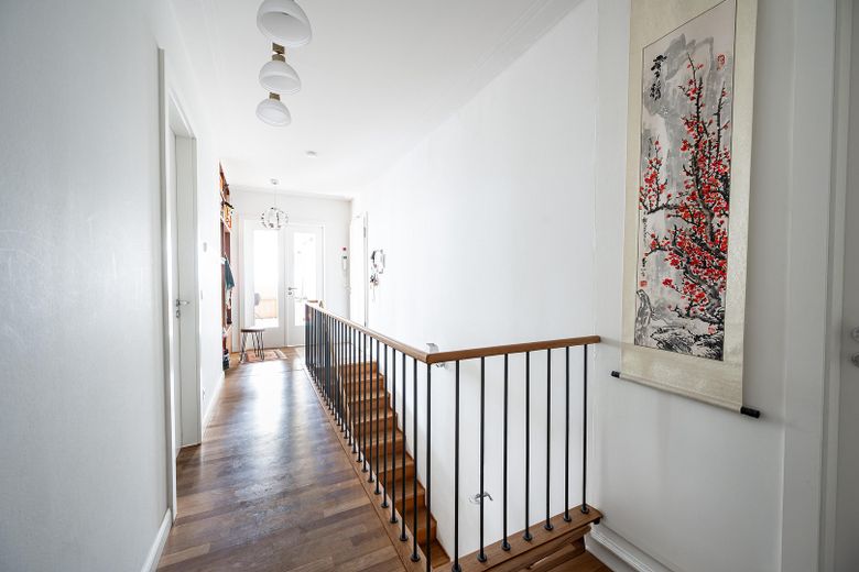 Luxuriöse, moderne 5-Zimmer Maisonette Wohnung mit TG-Stellplatz und Balkon in Südwest-Lage – Flur