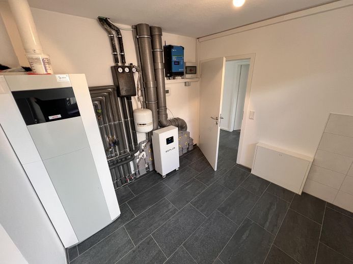 Casa unifamiliare a Schwabstedt, con impianto fotovoltaico, accumulo e solare termico – Technikraum